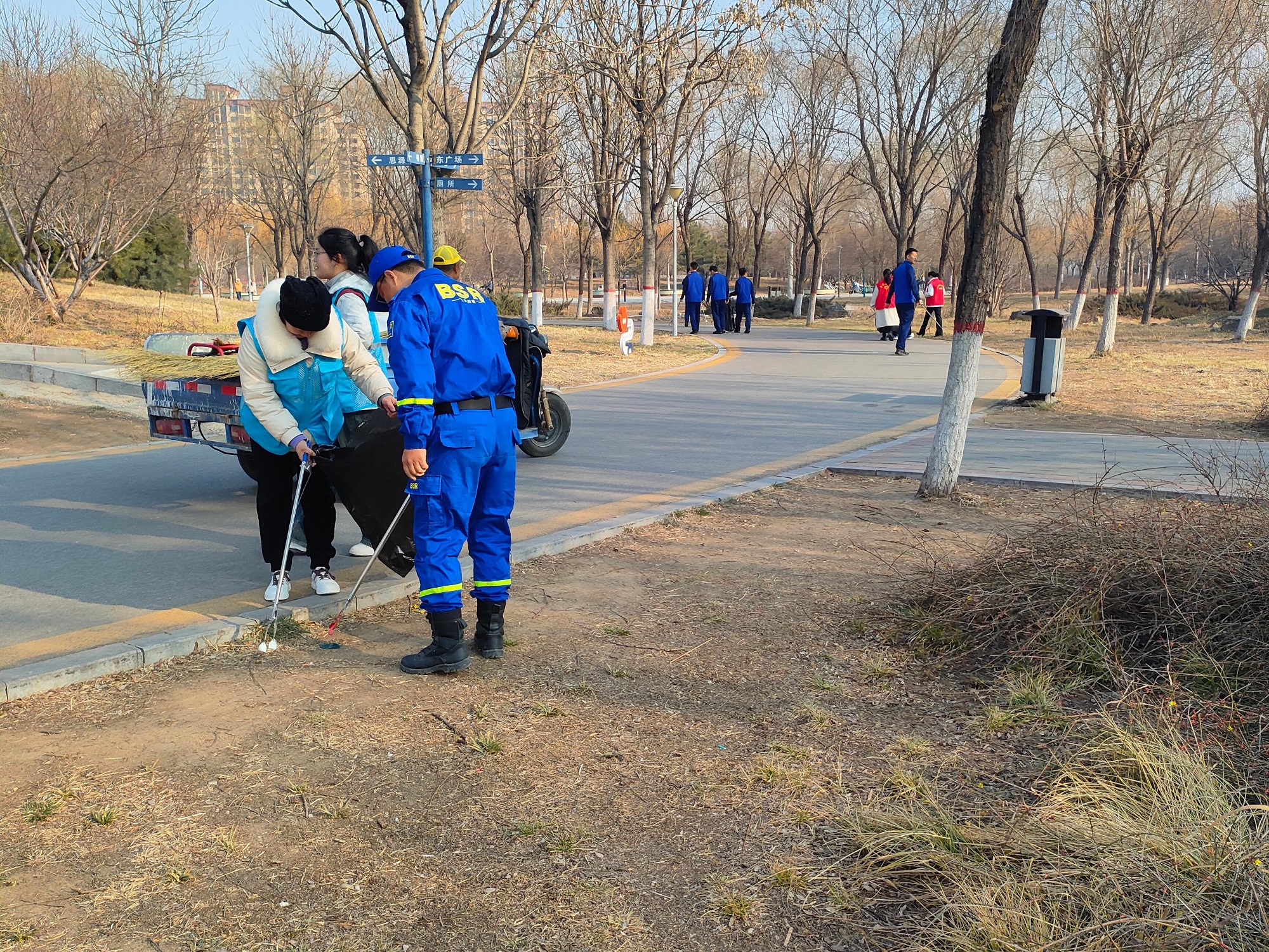 保定博野:三月春暖学雷锋 组团清理志愿行_fororder_2