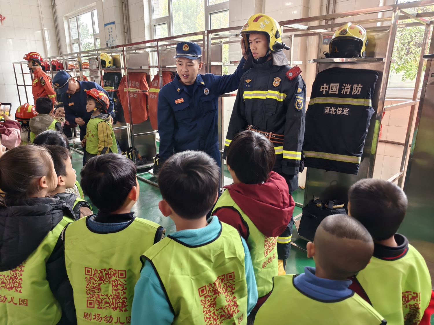 图片默认标题_fororder_工作人员介绍消防服 摄影 李英