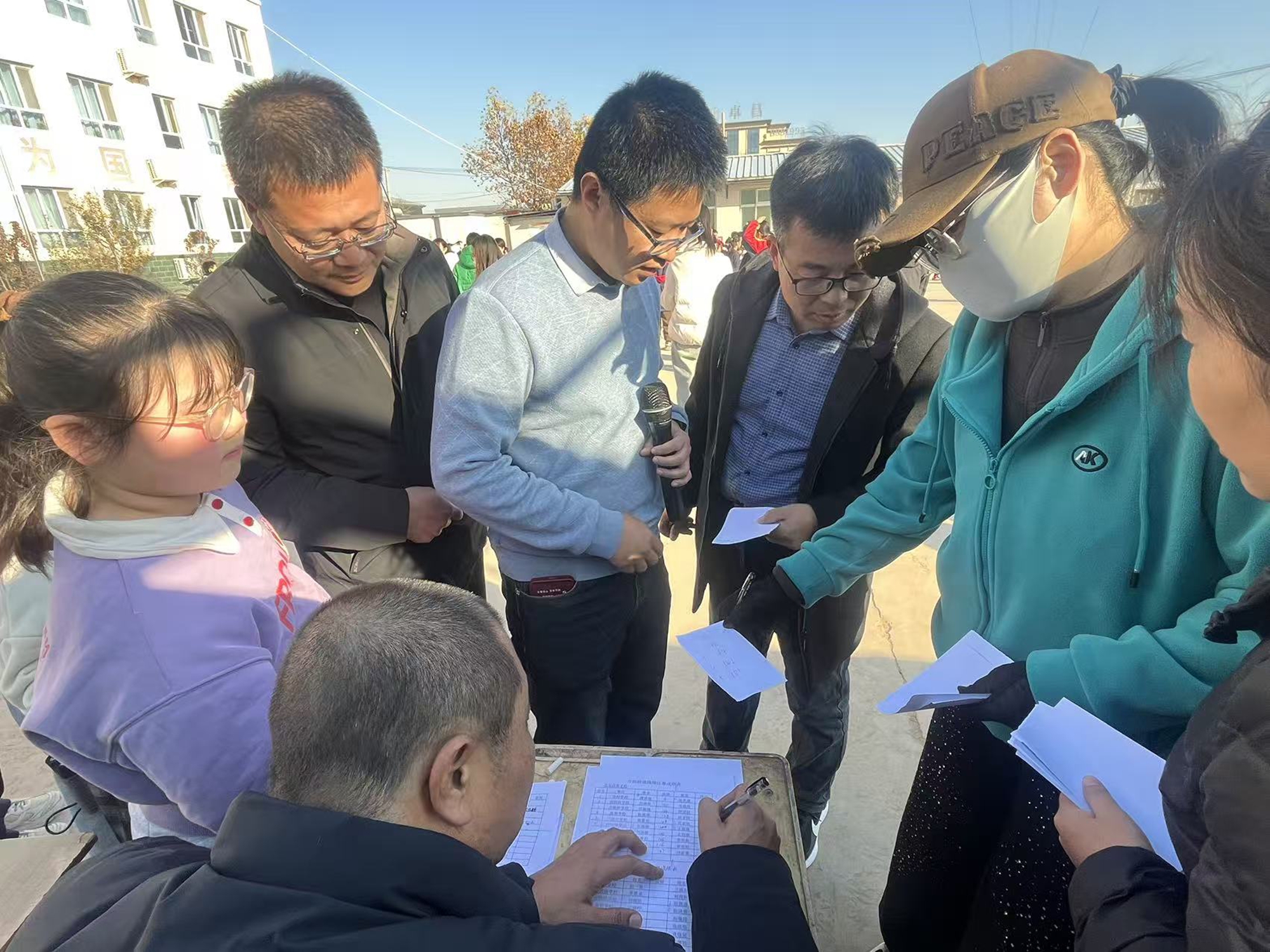 图片默认标题_fororder_比赛现场检录处的老师 摄影 赵淑红