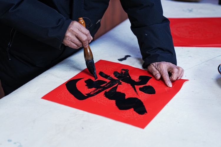 图片默认标题_fororder_1月19日,书法爱好者正在迁纸书画院里写“福”字。张泽慧摄