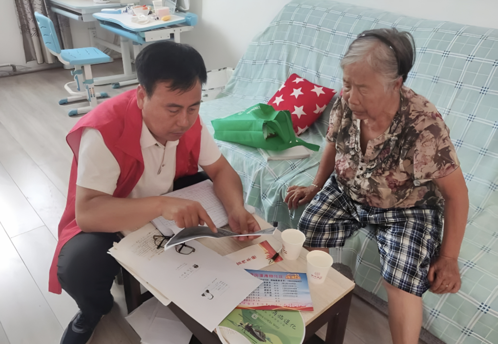 唐山遵化:“情系万家 共筑和谐”绘就基层治理新图景_fororder_文化路街道工作人员正在进行社情民意走访活动。文化路街道供图