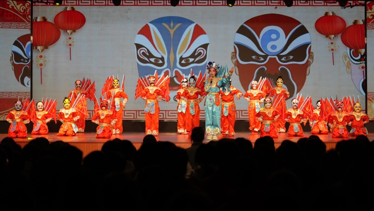 河北唐县举行培养良好习惯系列活动_fororder_联欢晚会《说唱脸谱》节目表演