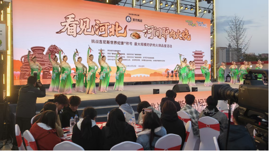 300人同吃河间驴肉火烧 促文旅繁荣_fororder_300人同吃河间驴肉火烧 促文旅繁荣143