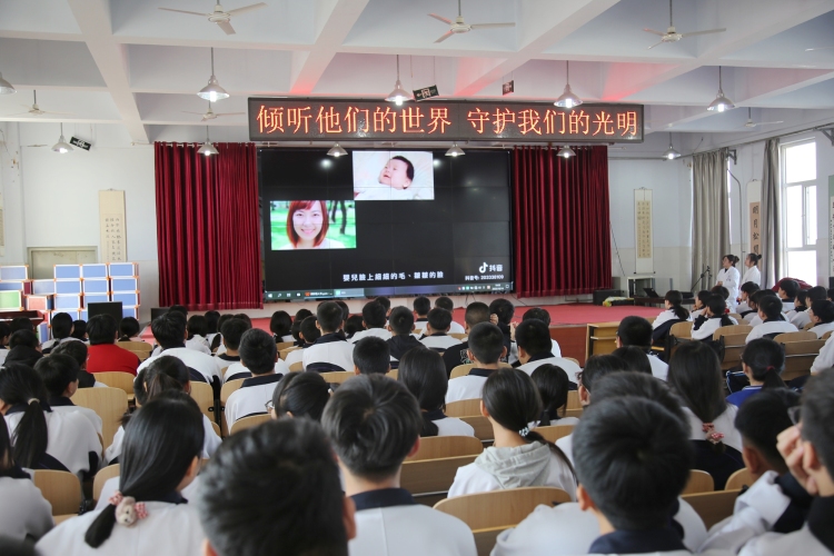 保定市满城区残联开展国际盲人节宣传活动_fororder_活动现场播放公益宣传片 摄影 袁野.JPG