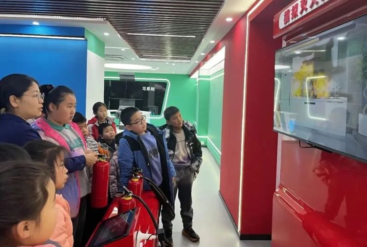 沧州盐山:“伙伴计划”进红门 青春致敬“火焰蓝”_fororder_image003