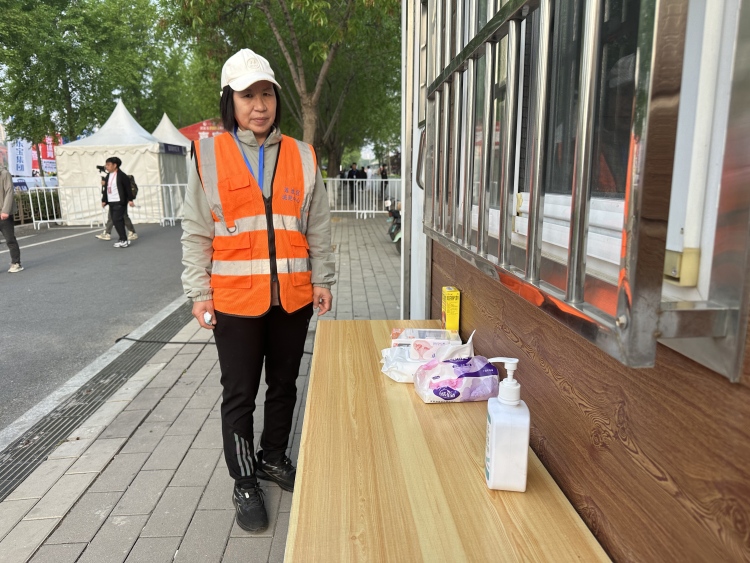 保定市莲池区:“执法蓝”+“环卫橙”双线守护马拉松_fororder_图片四:执法局为赛事沿线的公厕内配备便民物品。(张倩摄)
