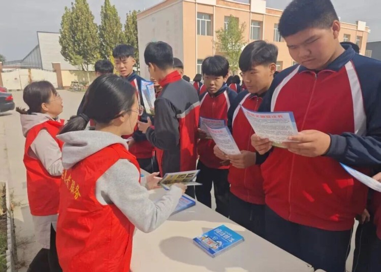 晋州市委网信办开展“清朗·燕赵净网2025”网络生态治理专项行动主题宣传进校园活动_fororder_微信图片_2025-10-28_142931_339