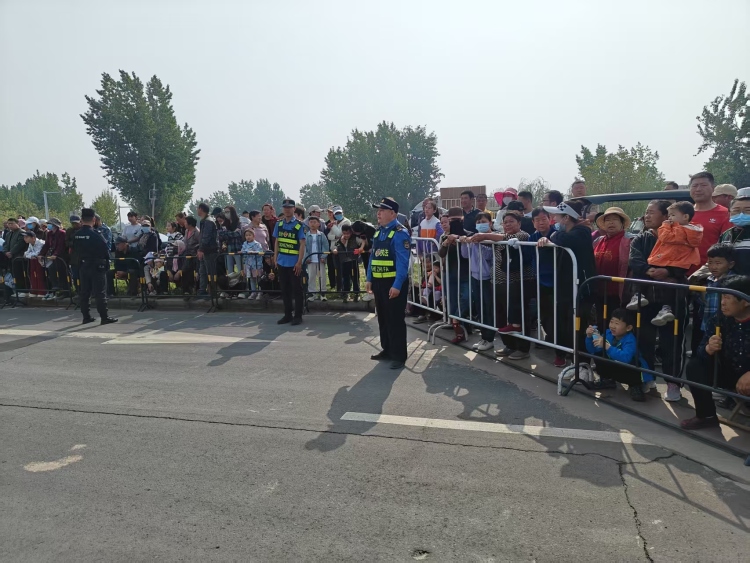 保定市莲池区:“执法蓝”+“环卫橙”双线守护马拉松_fororder_图片三:执法人员在跑道沿途守护安全。(张倩摄)