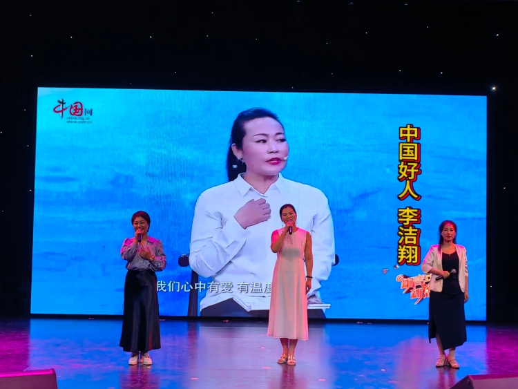 河北唐县:文艺为理论宣讲插上“翅膀”_fororder_图为唐县理论特派员在第二中学 的宣讲《立足华夏起点 坚定文化自信》