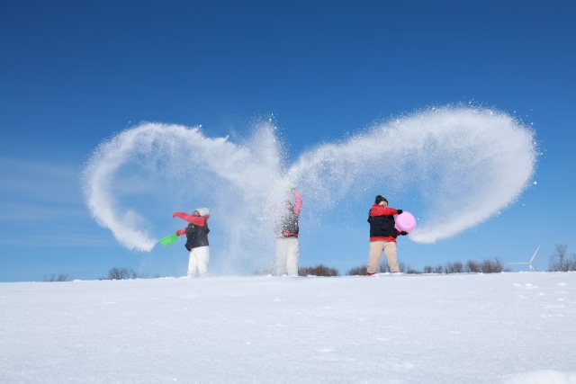 春意与冬韵交响 不冻河畔泼雪狂欢