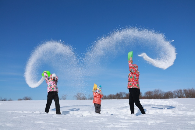 春意与冬韵交响 不冻河畔泼雪狂欢