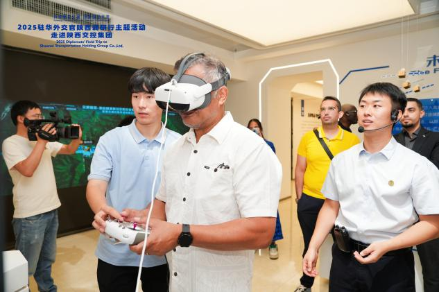 探秘陕西交控 驻华外交官看到“路联世界 交通未来”中国图景_fororder_图片11
