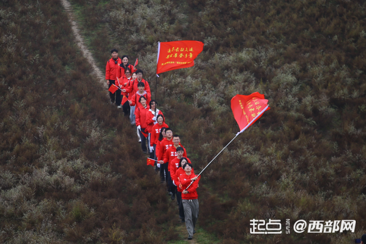 今天,他们踏上了90年前那群年轻人走过的路