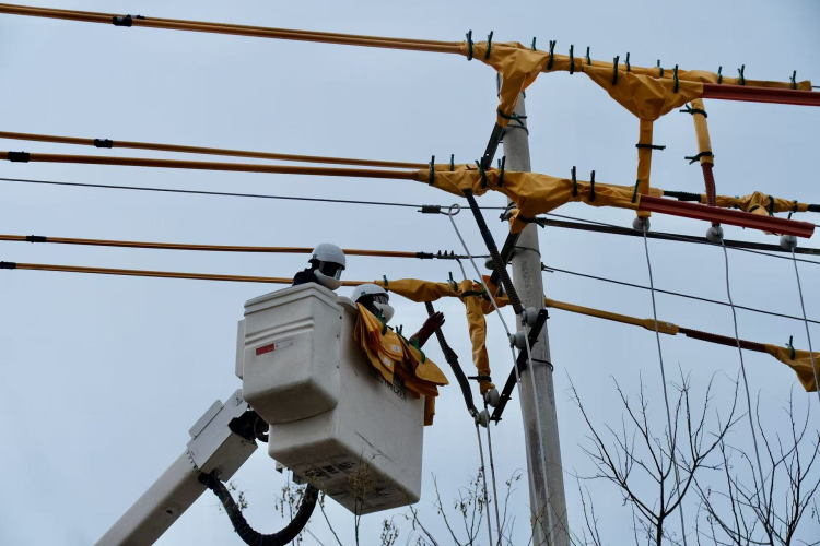 国网定边县供电公司:应学校采暖之需 供电员工带电接火保供电_fororder_1