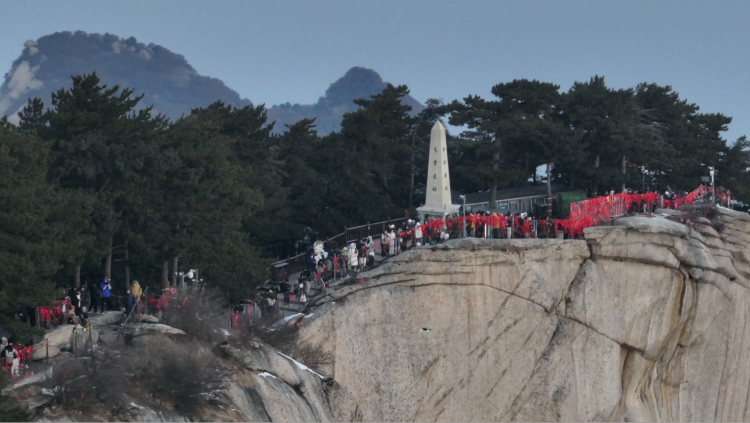 新春走基层 | 登高观日出 夜爬华山年味足服务优_fororder_图片3