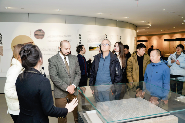 邂逅“空中丝路新起点” 外籍专家看到西安开放新图景_fororder_图片3