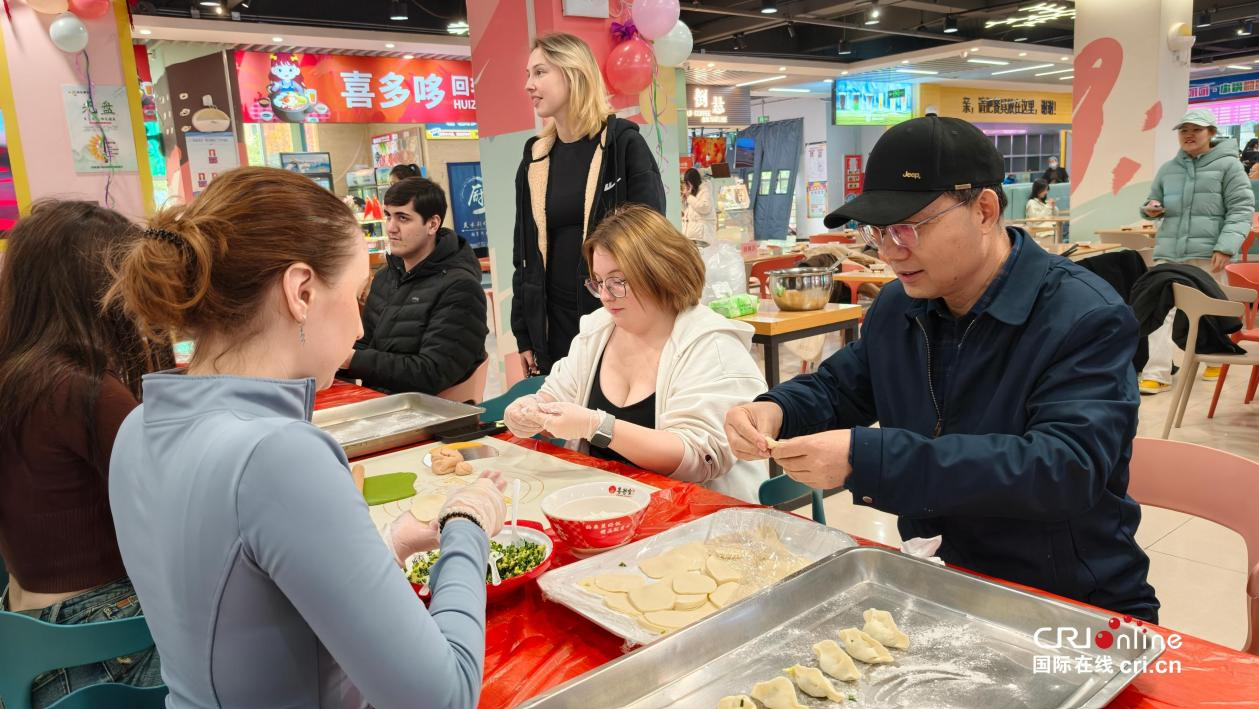 饺香四溢迎冬至 中外师生在陕西渭南共度传统节日_fororder_图片5