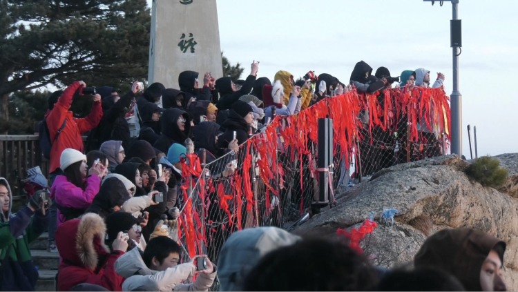 新春走基层 | 登高观日出 夜爬华山年味足服务优_fororder_图片2