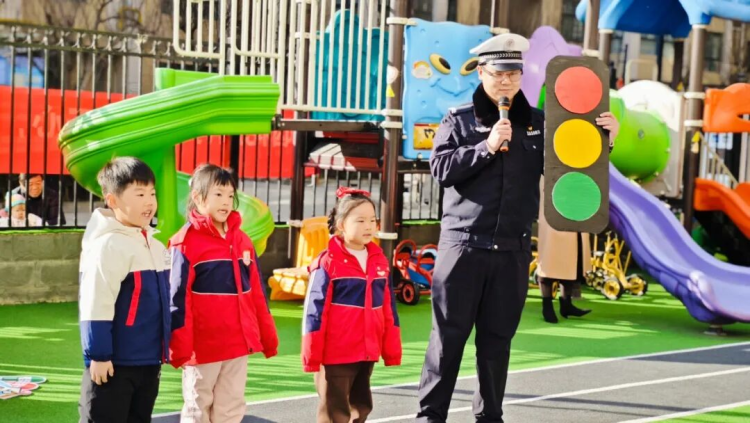 雁塔交警“社区+校园”双线发力 多维守护冬季交通安全_fororder_图片6