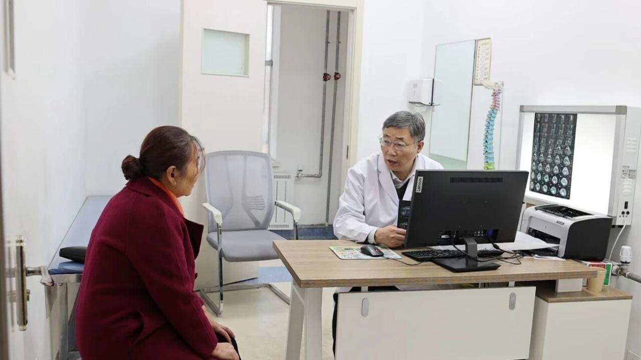 榆林府谷“双暖”工程:托育省心解民忧 就医安心惠民生_fororder_图片2