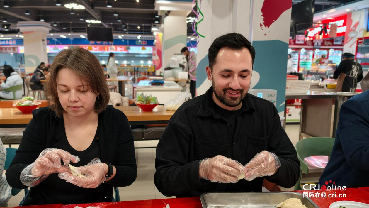 饺香四溢迎冬至 中外师生在陕西渭南共度传统节日_fororder_图片4