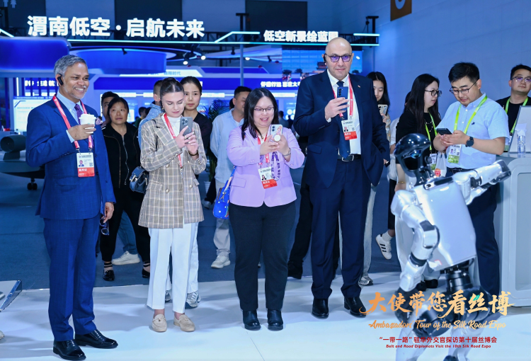 【大使带您看丝博】多国驻华使节“逛”丝博 西安秒变“世界超市”_fororder_图片21