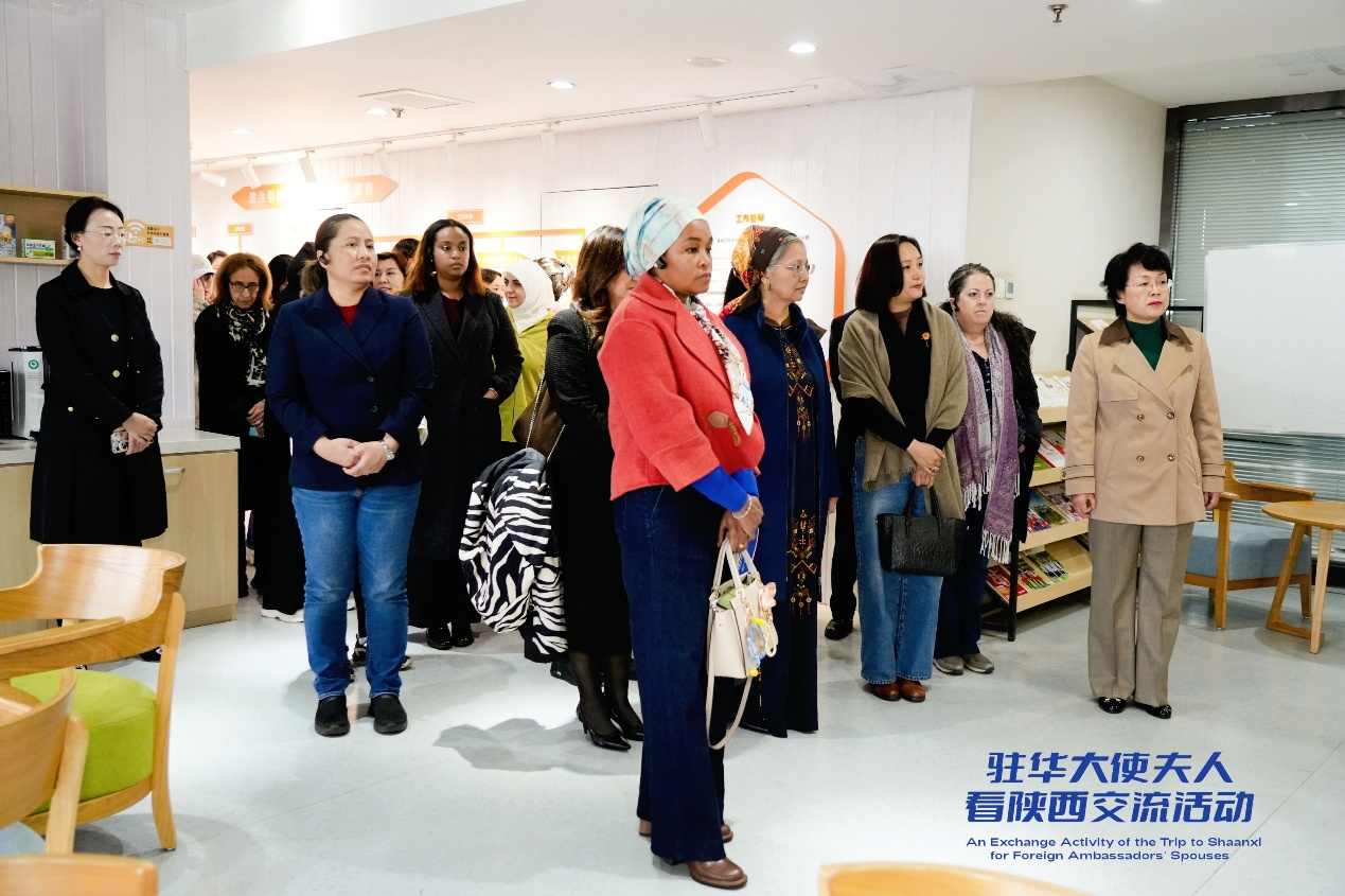 驻华大使夫人走进陕西省妇女儿童活动中心 解码“她力量”盛放的N种可能_fororder_图片900