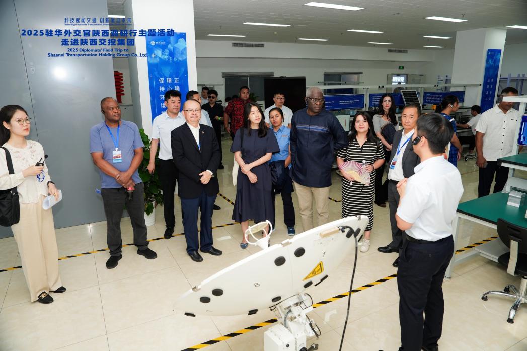 驻华外交官探访陕西智慧交通产业中试基地 探寻科技创新 “最后一公里”_fororder_wps_doc_0