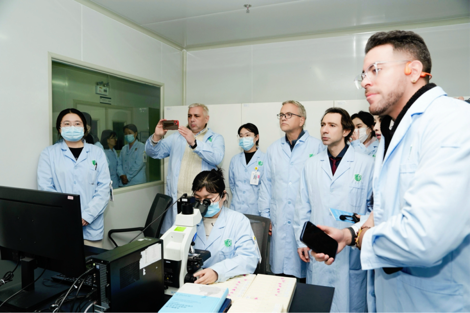 外籍专家米福:中国在医疗器械和药品研发领域具有很大优势和很好的条件_fororder_图片15