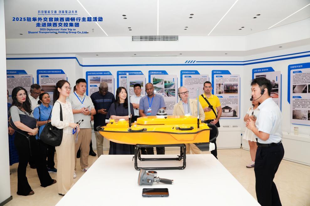 驻华外交官探访陕西智慧交通产业中试基地 探寻科技创新 “最后一公里”_fororder_wps_doc_2
