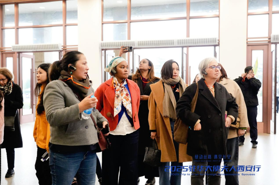 驻华大使夫人参观兵马俑 感受中华文明灿烂瑰宝_fororder_图片42