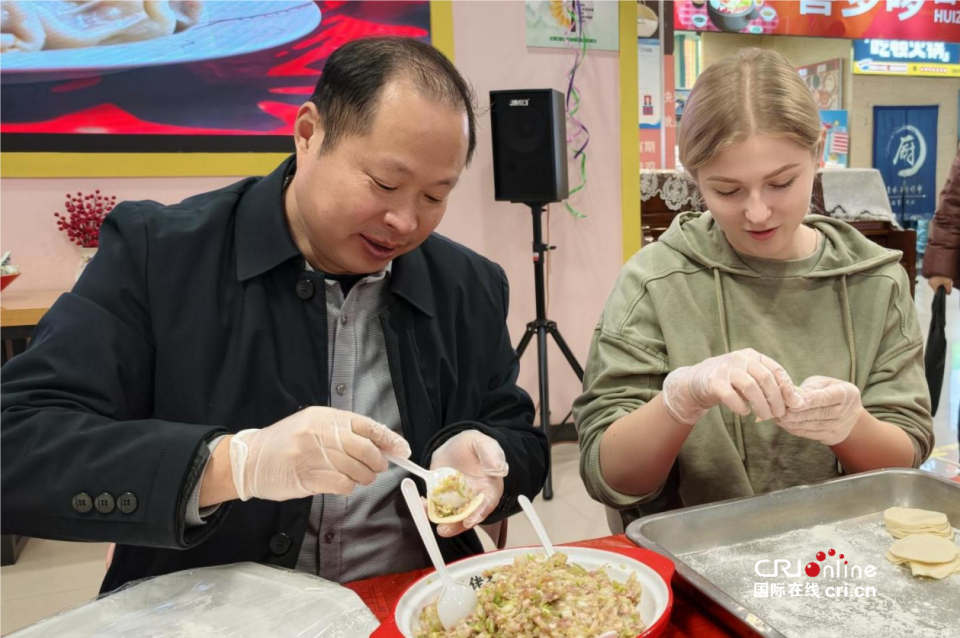 饺香四溢迎冬至 中外师生在陕西渭南共度传统节日_fororder_图片1