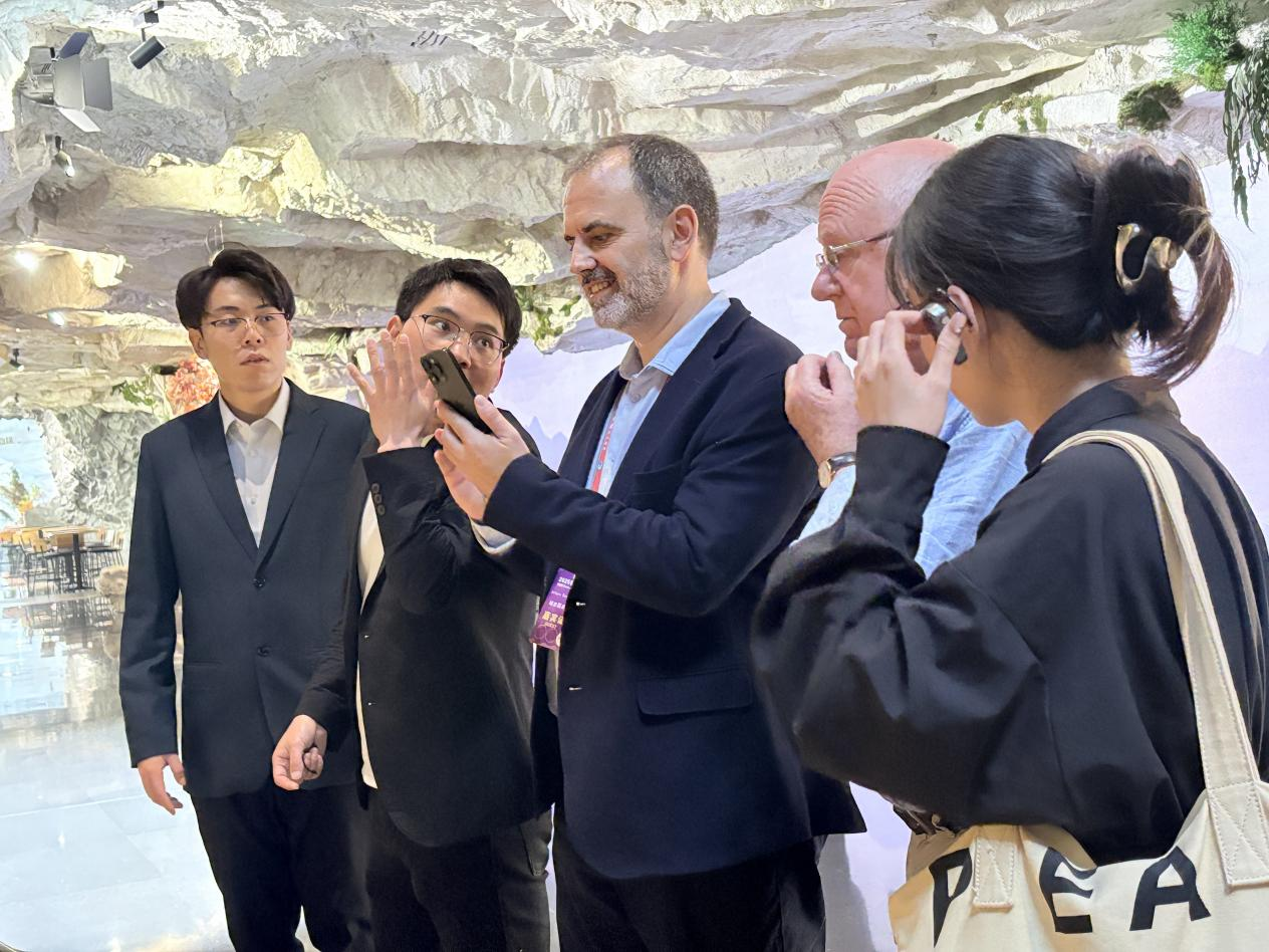 第九届丝绸之路经济带城市圆桌会开启“西安时间” 外宾共话产业合作新机遇_fororder_图片3