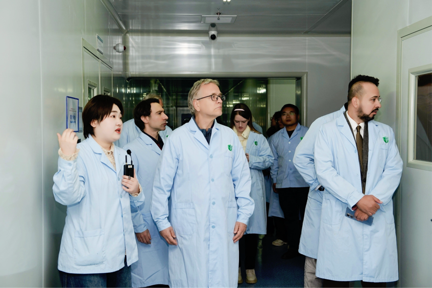 外籍专家米福:中国在医疗器械和药品研发领域具有很大优势和很好的条件_fororder_图片16