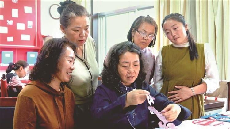 榆林市将老年教育的社会功能与地方文化的传承融为一体——非遗传承中的“银发力量”_fororder_dc306d4c-1c16-495a-8b79-2abc951d5ae5