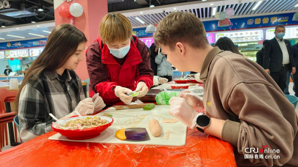 饺香四溢迎冬至 中外师生在陕西渭南共度传统节日_fororder_图片3