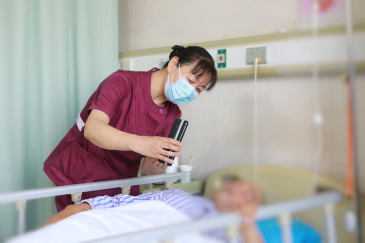西安交大二附院试点“无陪护病房” 专业化照护服务破解“陪护难”民生痛点_fororder_图片2