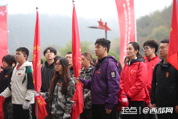 今天,他们踏上了90年前那群年轻人走过的路