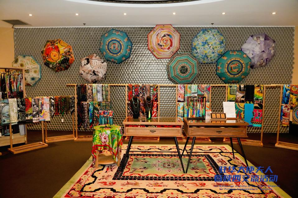 驻华大使夫人以丝绸为媒开启千年丝路美学对话_fororder_60