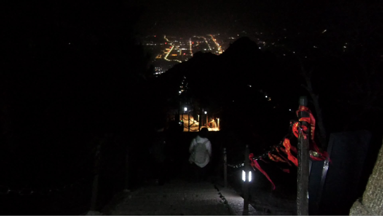 新春走基层 | 登高观日出 夜爬华山年味足服务优_fororder_图片1