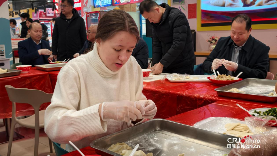 饺香四溢迎冬至 中外师生在陕西渭南共度传统节日_fororder_图片2