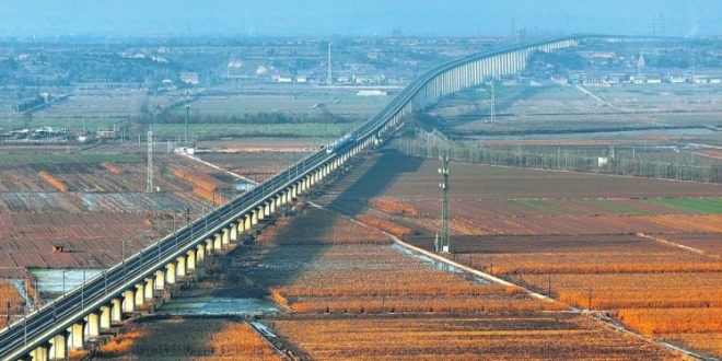 山西运城：高铁飞驰入画来