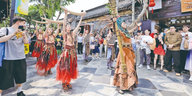 四川成都：在宽窄巷子，转角遇“戏”