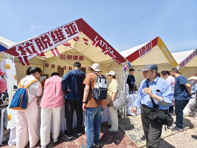 一方小摊，万里文化——“品味东西·花漾好物”市集架起民心相通之桥_fororder_微信图片_2025-05-15_090938_552