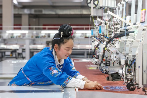 [Typical Case] Guizhou, China · AI Creative Empowerment and Industrial Integration Demonstration Project of Miao Embroidery in Shibing County_fororder_舞水云台智慧苗绣产业化车间 (3)