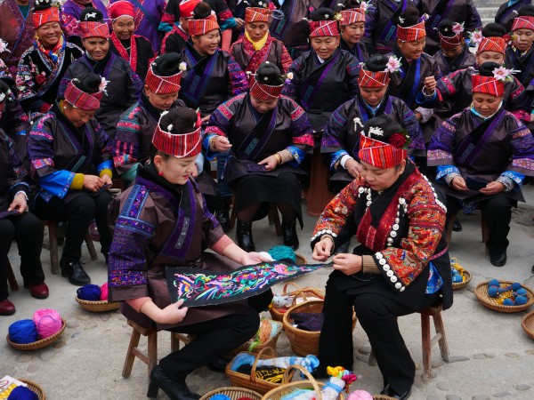 [Typical Case] Guizhou, China · AI Creative Empowerment and Industrial Integration Demonstration Project of Miao Embroidery in Shibing County_fororder_舞水云台非遗工坊开展苗绣技能培训