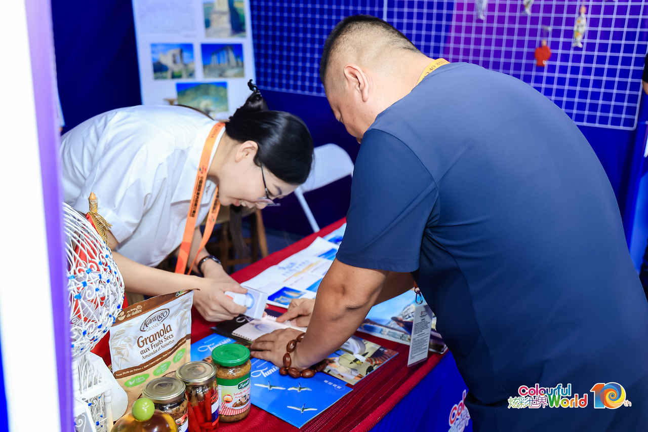 “炫彩世界”五色护照集章热,观众“周游各国”、打卡“微缩世界”(组图) “炫彩世界”五色护照集章热,观众“周游各国”、打卡“微缩世界”(组图)_fororder_55