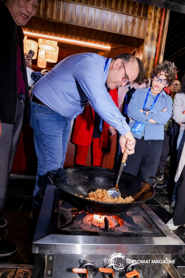 一锅老卤连通世界:与外交官一同体验中国卤味之都的魅力 一锅老卤连通世界:与外交官一同体验中国卤味之都的魅力_fororder_微信图片_2025-10-26_173521_932