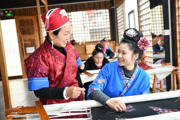 [Typical Case] Guizhou, China · AI Creative Empowerment and Industrial Integration Demonstration Project of Miao Embroidery in Shibing County_fororder_贵州省级非遗苗绣传承人龙禄颖指导年青一代进行刺绣学习2