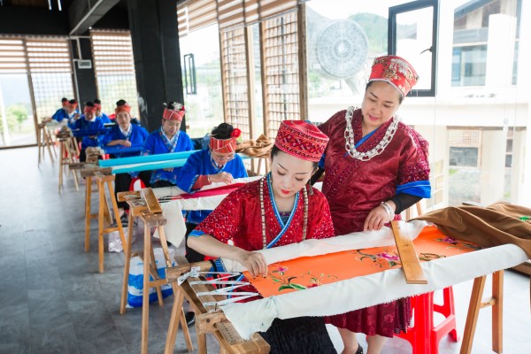 [Typical Case] Guizhou, China · AI Creative Empowerment and Industrial Integration Demonstration Project of Miao Embroidery in Shibing County_fororder_龙禄颖与团队绣娘研发创作苗绣作品